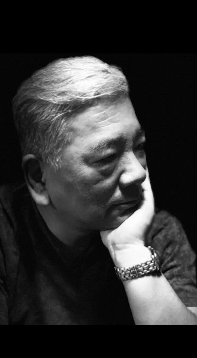 歌手志望弁護士ささけんのモノクロポートレート